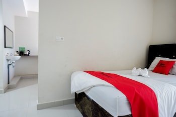 Hotel Larona by RedDoorz