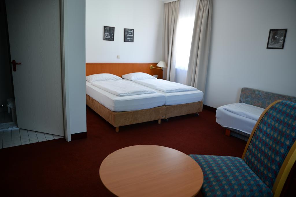 FrankAir Star Hotel Frankfurt Airport (Formerly Smart Stay)