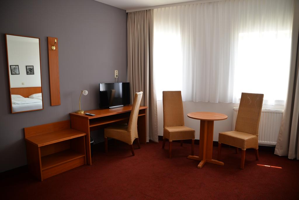 FrankAir Star Hotel Frankfurt Airport (Formerly Smart Stay)
