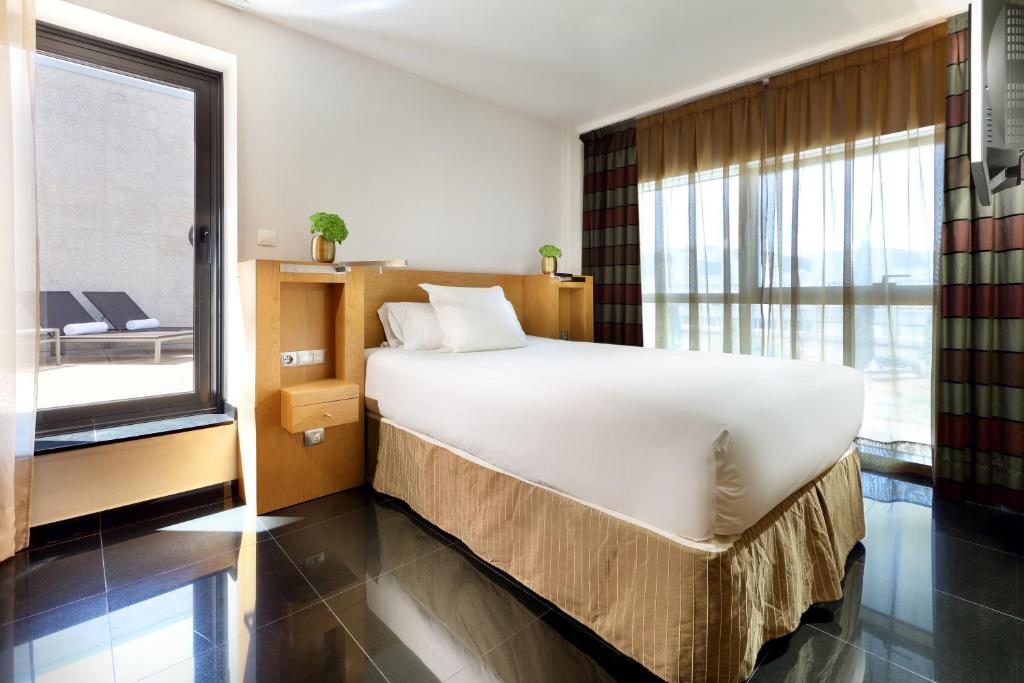 Hesperia Fira Suites