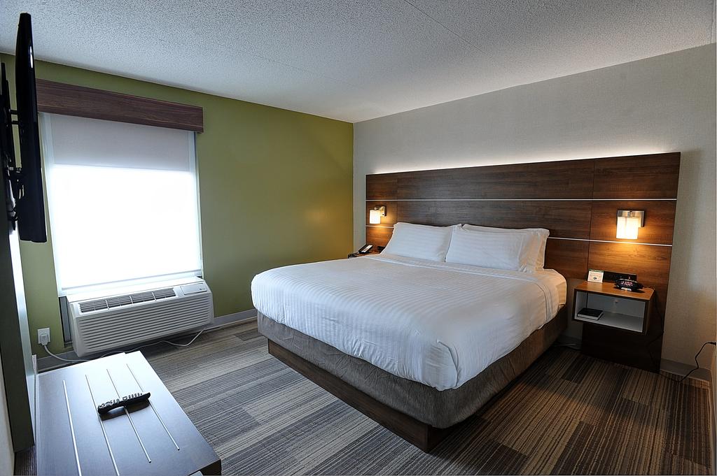 Holiday Inn Express & Suites Toronto Airport West