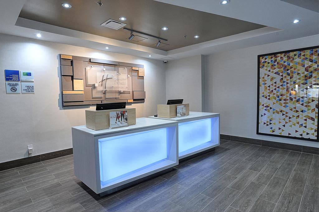 Holiday Inn Express & Suites Toronto Airport West