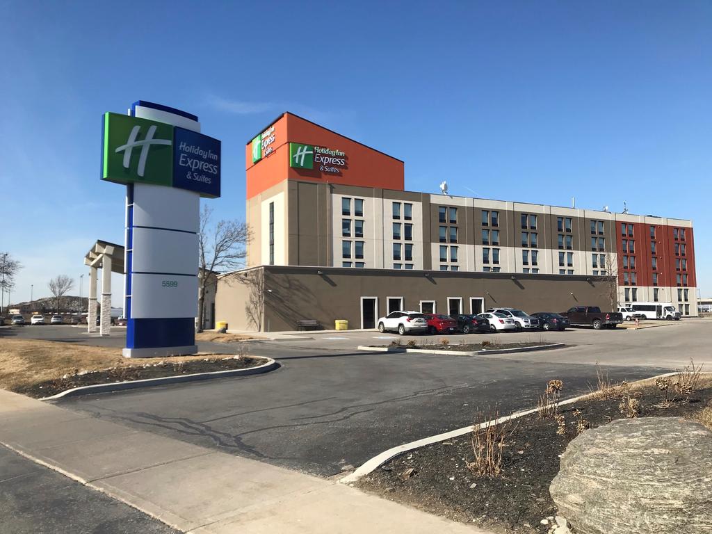 Holiday Inn Express & Suites Toronto Airport West