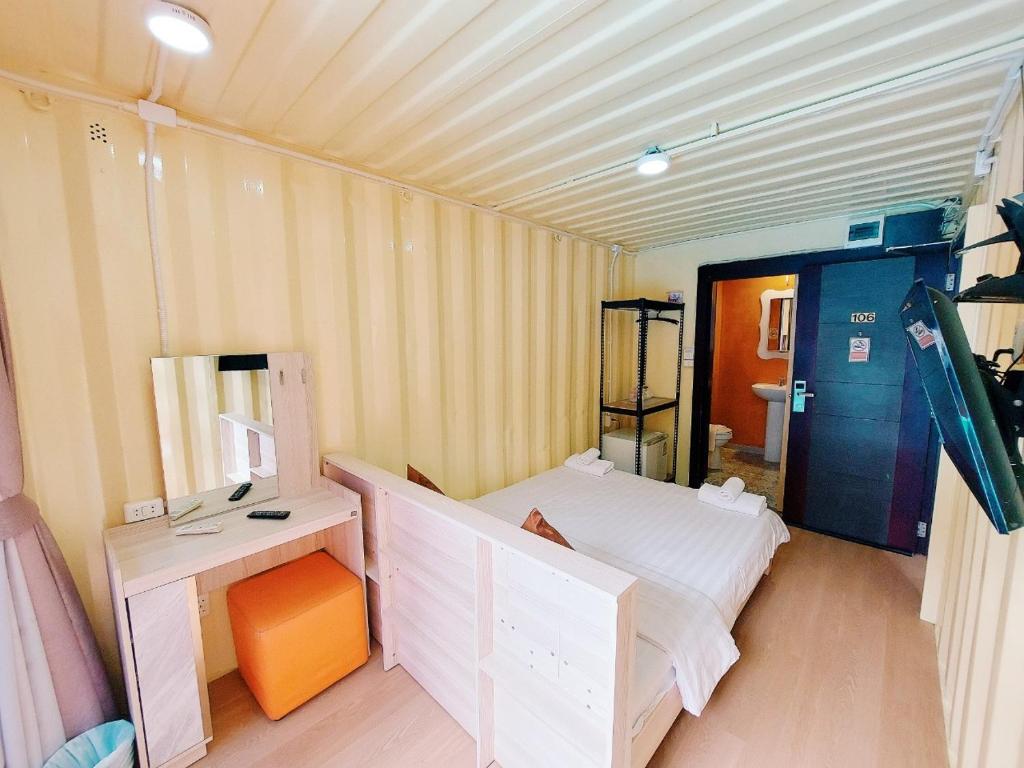 Retro Box Hotel Chumphon