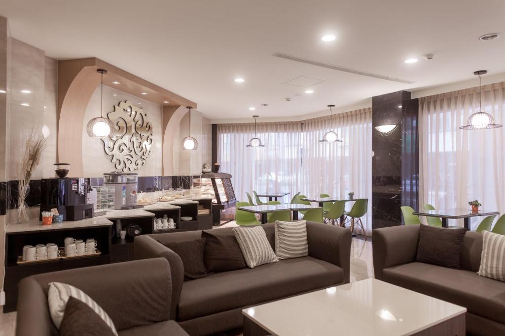 Maple Hotel