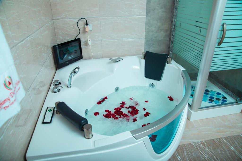 Tiffany Diamond Hotel Makunganya Street