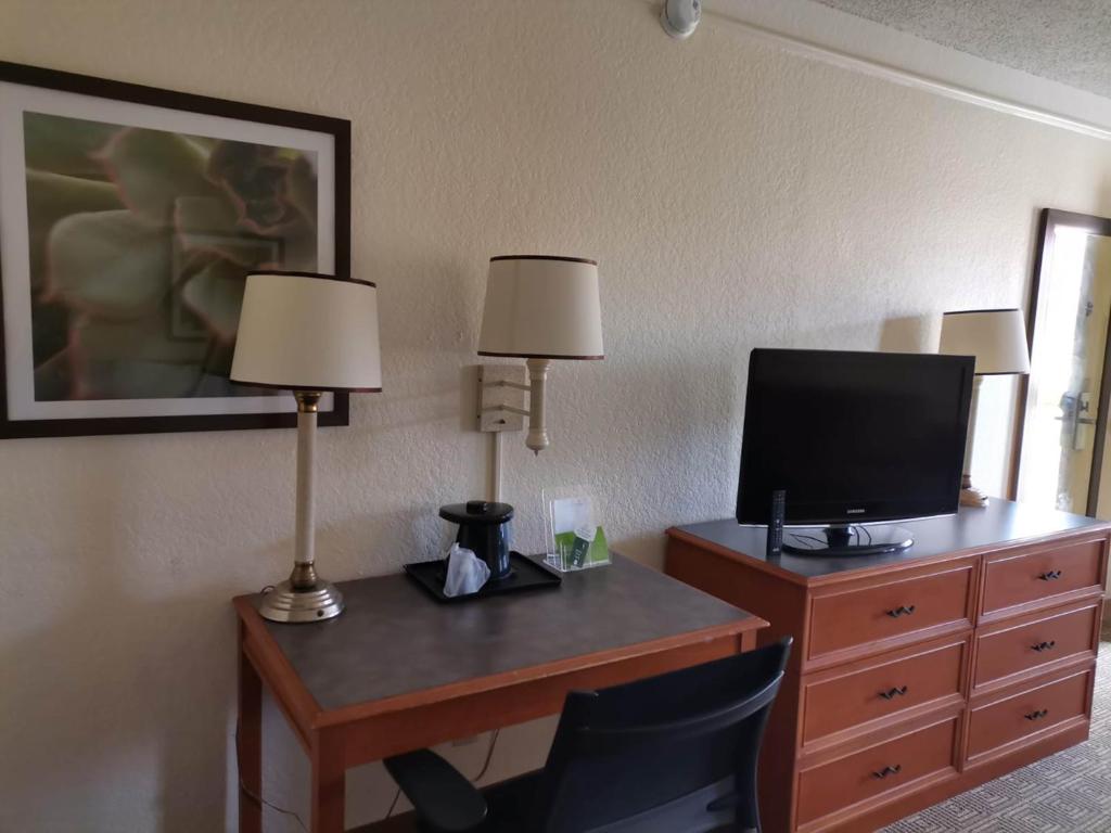 Super 8 by Wyndham San Antonio Near SeaWorld Ingram Park