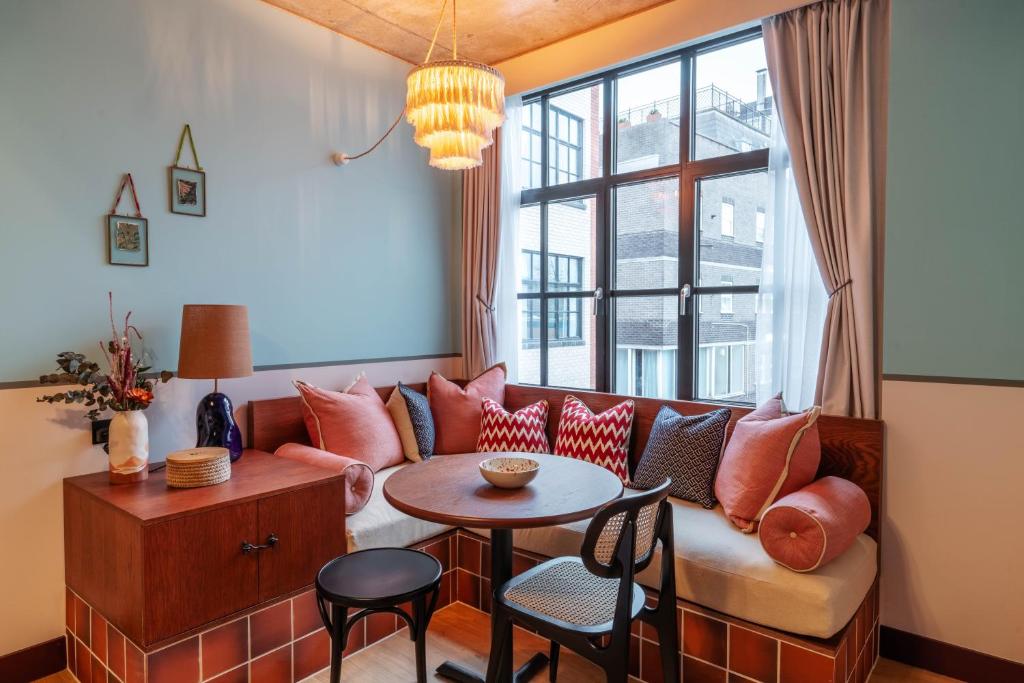 room2 Chiswick Hometel