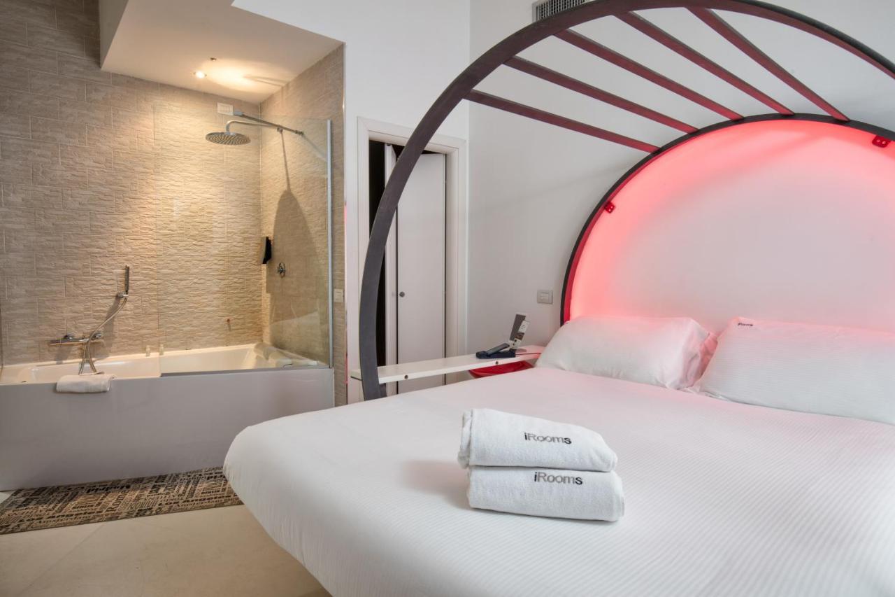 iRooms Forum and Colosseum